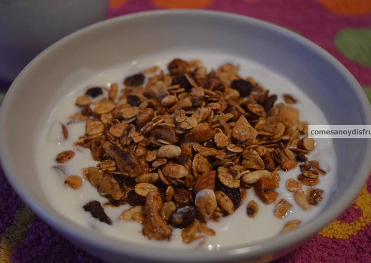 Yogur griego con muesli casero