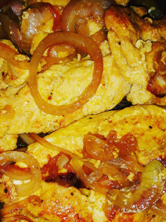 Una foto de Pechuga de pollo encebollada
