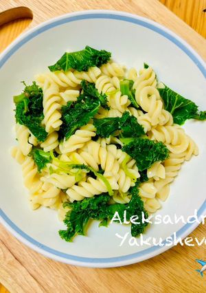 A picture of Fusilli pasta with Kale.