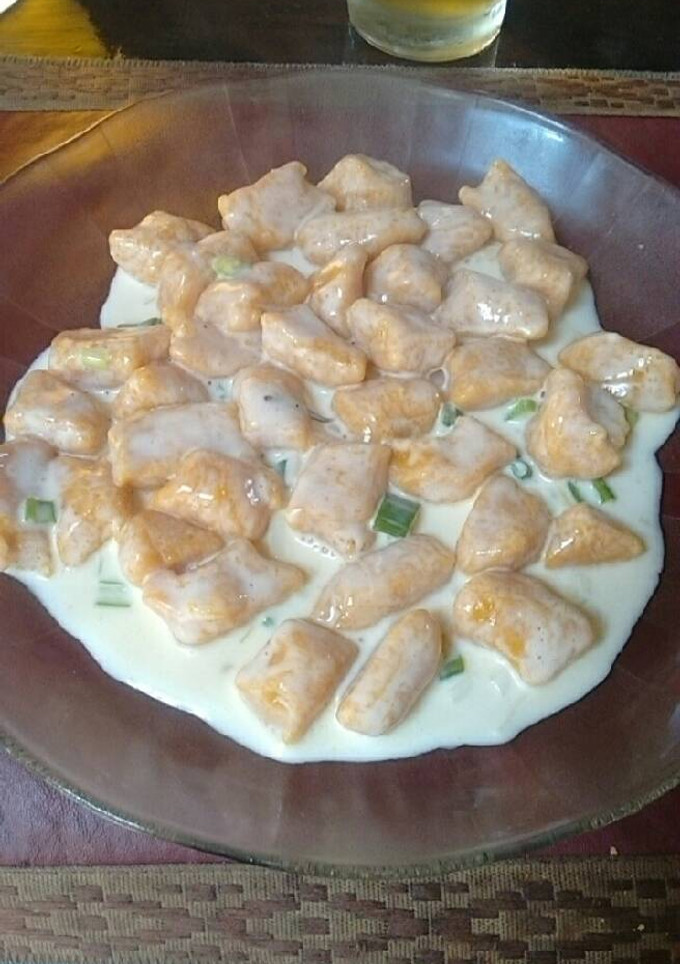 Una foto de Ñoquis de calabaza con salsa de verdeo