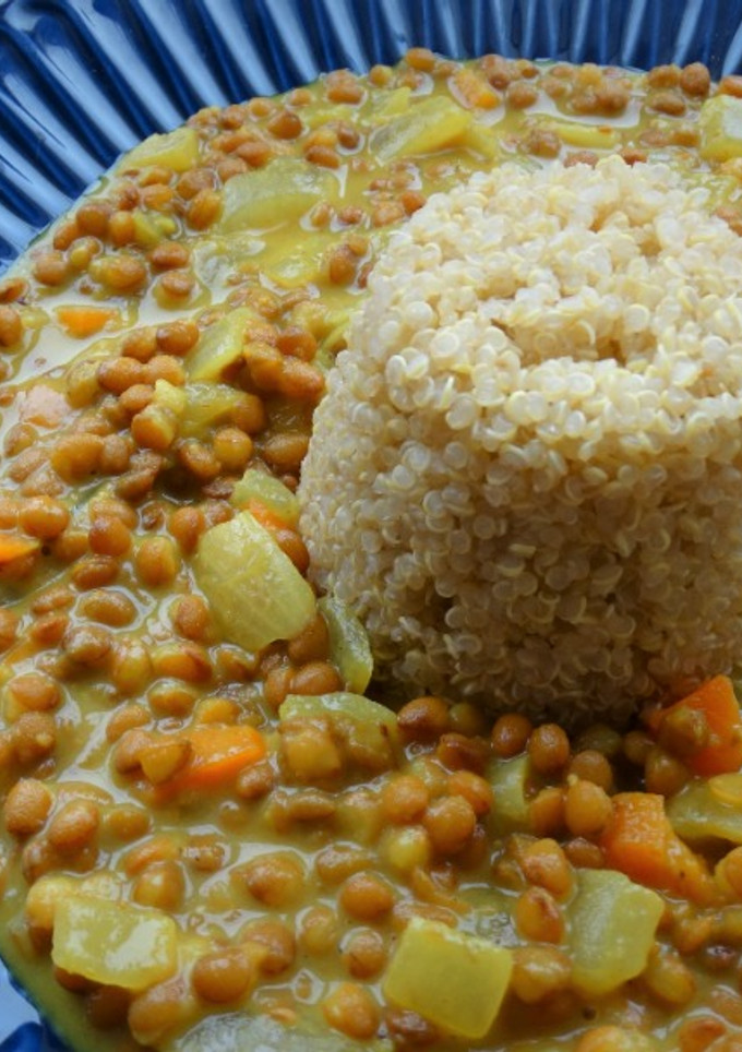 Una foto de Lentejas al curry con quinoa