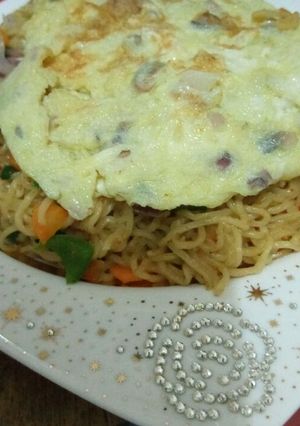 A picture of Veggies indomie and egg.