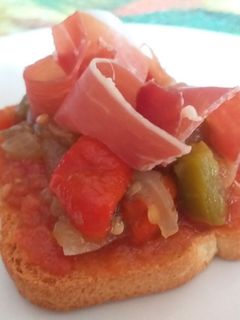 Una foto de Tosta de escalivada con jamón serrano