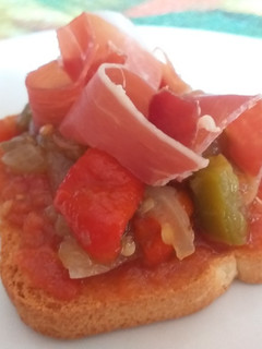 Una foto de Tosta de escalivada con jamón serrano