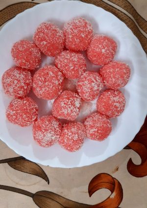 A picture of Nariyal-Mawa Laddu.