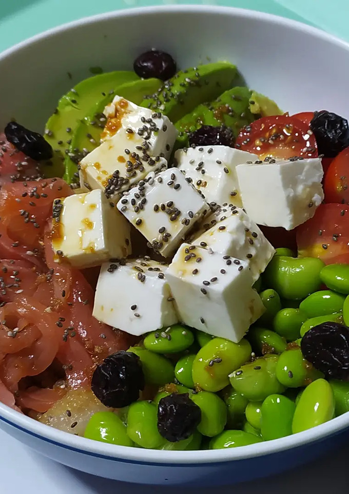 Una foto de Poke bowl de quinoa y salmón