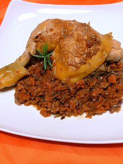 Foto di Cosciotto di pollo con cipolla rossa di Tropea e carote