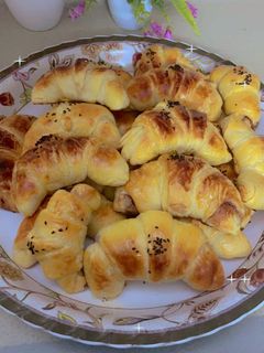 صورة لوصفة كرواسان بالزبدة والمربي 🥐🧈🍯