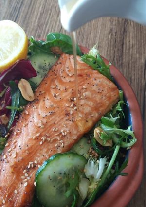 Une photo de Pavé de saumon grillé sur son lit de salade🥗🐟🍃