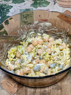 Una foto de Ensalada de garbanzos y pepinillos con Tsatsiki