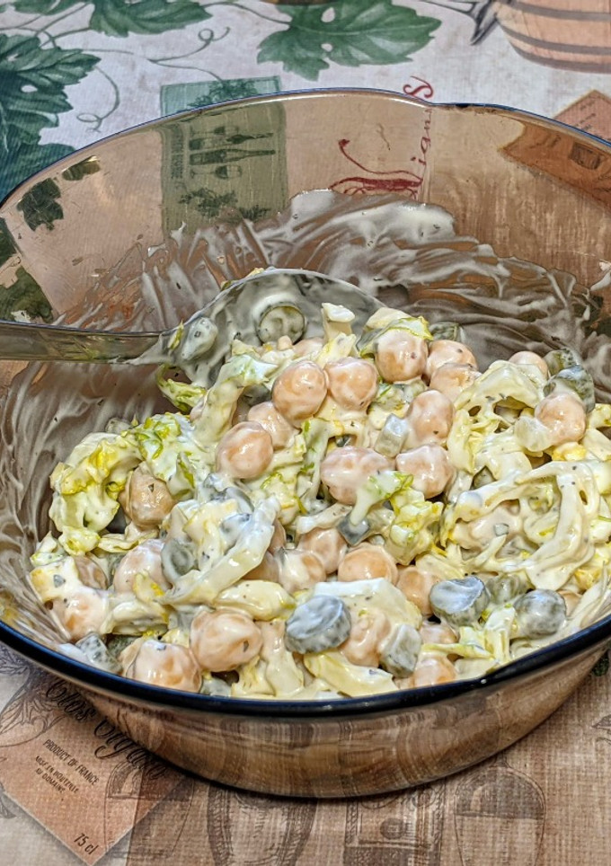 Una foto de Ensalada de garbanzos y pepinillos con Tsatsiki
