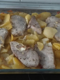 Una foto de Atún con patatas al horno