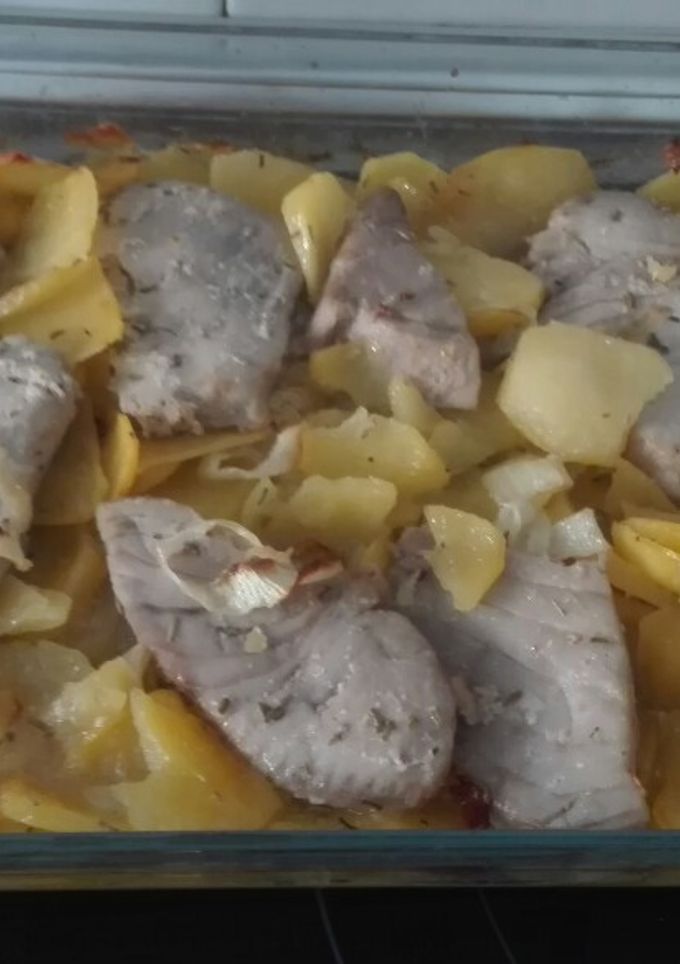 Una foto de Atún con patatas al horno