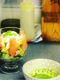 Una foto de Ensalada en vaso con aceite de cilantro