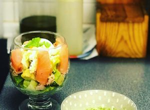 Foto principal de Ensalada en vaso con aceite de cilantro