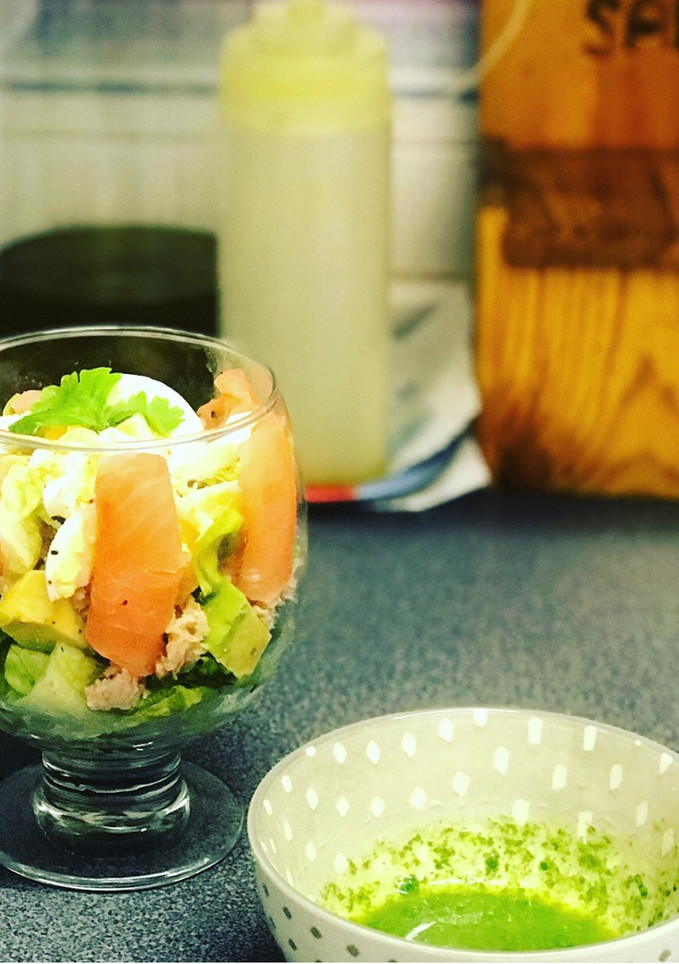 Una foto de Ensalada en vaso con aceite de cilantro