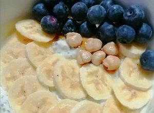 Foto di 330 🍌Yogurt con frutta, avena e nocciole 🥜