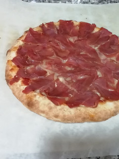 Una foto de Pizza de jamón serrano