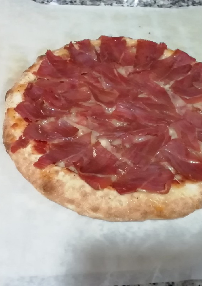Una foto de Pizza de jamón serrano