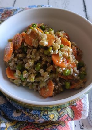 Foto di Farro Perlato Saltato con Piselli e Carote