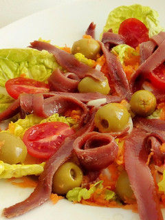 Una foto de Cogollos de Tudela con anchoas del Cantábrico
