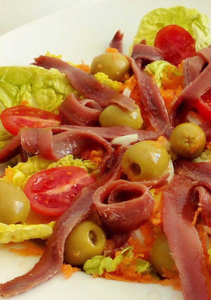 Una foto de Cogollos de Tudela con anchoas del Cantábrico