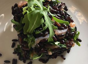 Foto di Riso Venere (Nero) con rucola e salmone