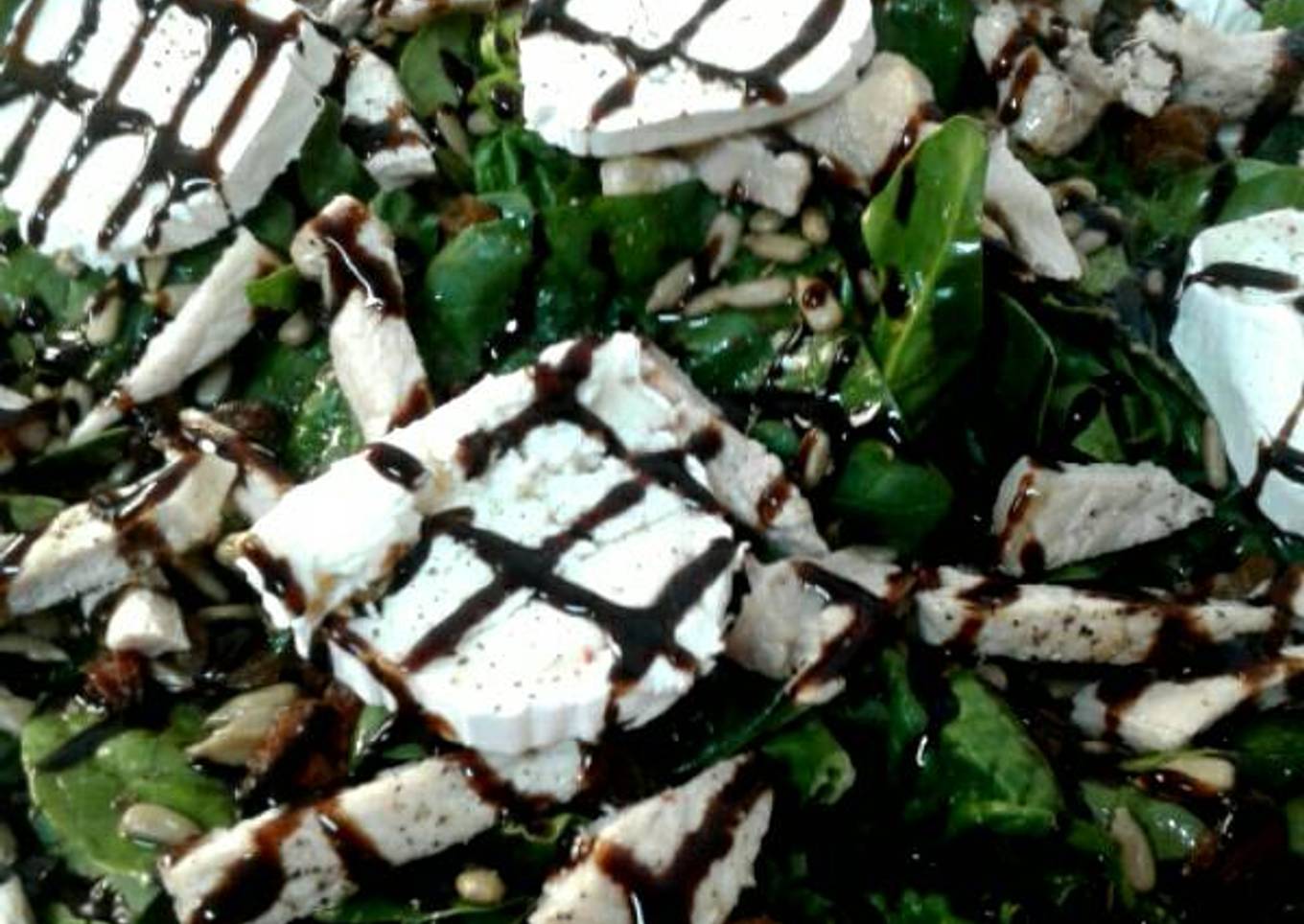 Ensalada de espinacas con rulo de cabra y pollo