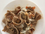 Pasta con tomate ajo nueces y queso