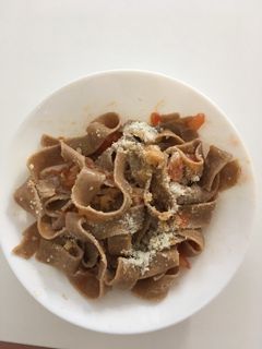 Una foto de Pasta con tomate ajo nueces y queso