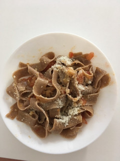 Una foto de Pasta con tomate ajo nueces y queso