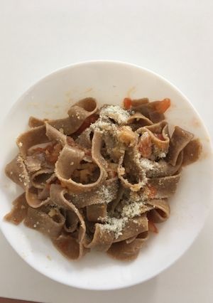 Una foto de Pasta con tomate ajo nueces y queso