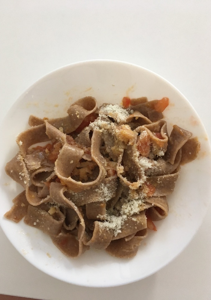 Una foto de Pasta con tomate ajo nueces y queso