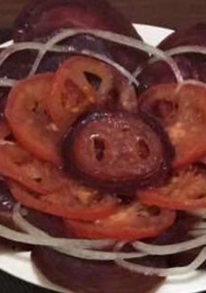 Una foto de Ensalada de remolacha con tomate.