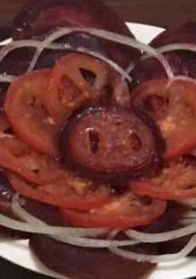 Una foto de Ensalada de remolacha con tomate.