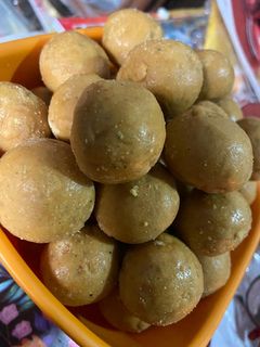 बेसन के लड्डू (besan ke ladoo recipe in Hindi) रेसिपी मुख्य फोटो