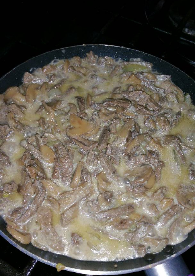 A picture of Beef Stroganoff.