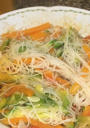Una foto de Cocina sin gluten: Cabellos de ángel de arroz con hortalizas