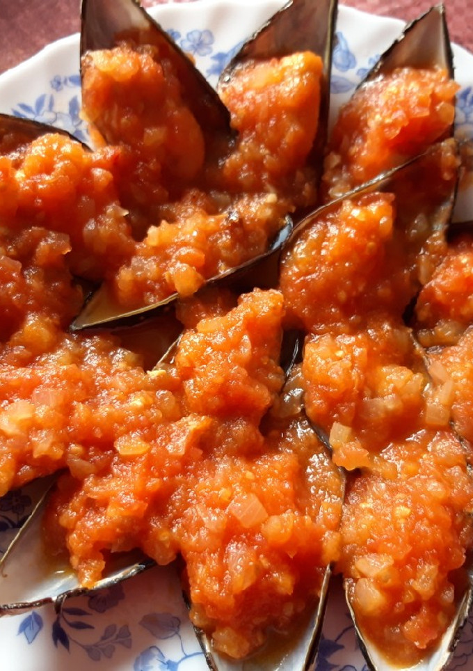 Una foto de Mejillones con tomate picante