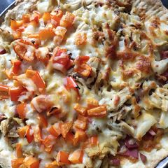 A picture of Chicken and Ham Pizza.
