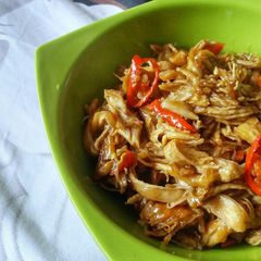 A picture of Ayam Suwir Saus Tiram / Shredded Chicken in Oyster Sauce.