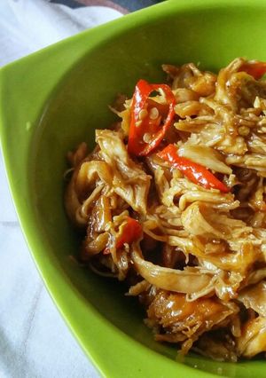 A picture of Ayam Suwir Saus Tiram / Shredded Chicken in Oyster Sauce.