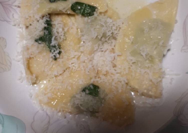 Ravioli fatti in casa con burro al gusto di salvia