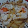 Patatas con huevos rotos al ajo cabañil picantes