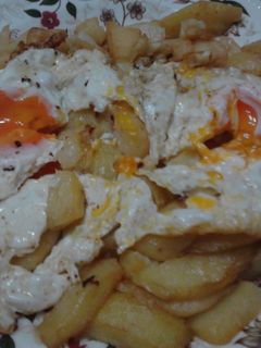 Una foto de Patatas con huevos rotos al ajo cabañil picantes