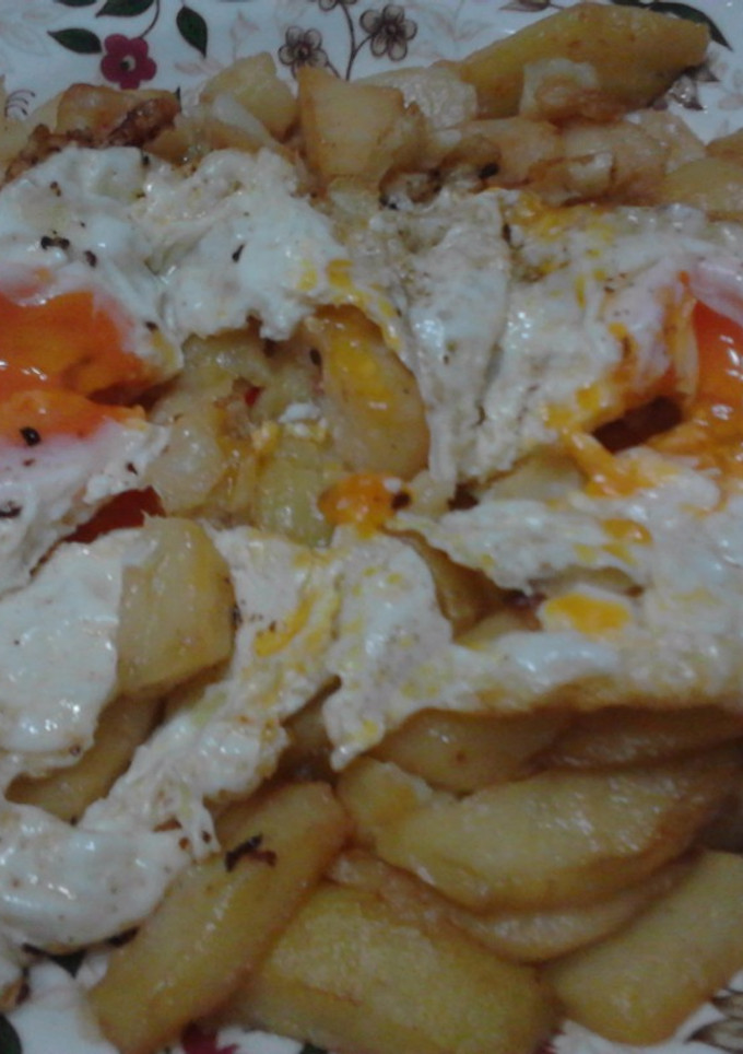 Una foto de Patatas  con huevos rotos al ajo cabañil picantes