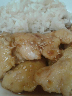 Una foto de Pollo en salsa de soja dulce y arroz blanco