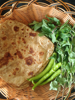સાદા પરોઠા (Simple Paratha Recipe In Gujarati) રેસીપી મુખ્ય ફોટો