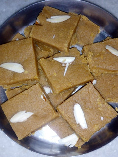 સુખડી (Sukhdi Recipe In Gujarati) રેસીપી મુખ્ય ફોટો