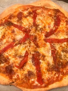 Una foto de Pizza casera con masa de orégano y aceite